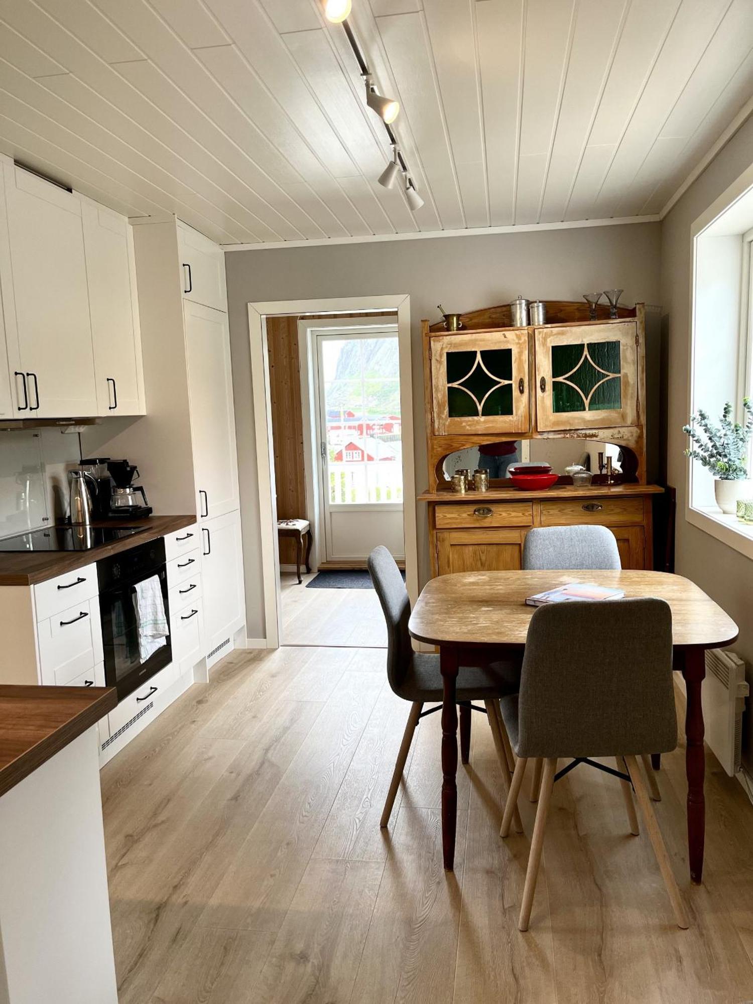 Вилла Koselig Nyrestaurert Hus Med Flott Utsikt! Рейне Экстерьер фото